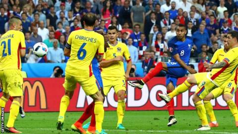 Dimitri Payet scores for France