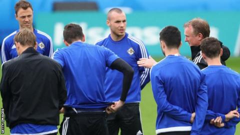 NI manager Michael O'Neill talks to his players at the Parc des Princes on Monday