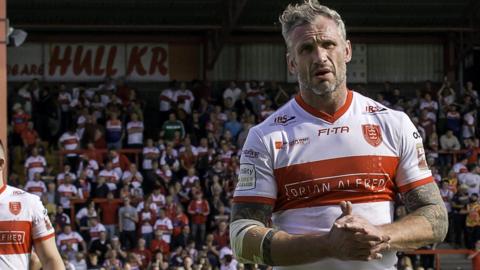 Jamie Peacock walks off the field disappointed after the defeat by Huddersfield