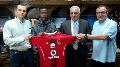 Phakamani Mahlambi with officials from Egyptian club Al Ahly
