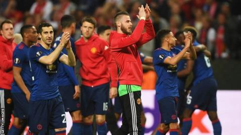 David De Gea avec ses coéquipiers célébrant leur victoire en Ligue Europa
