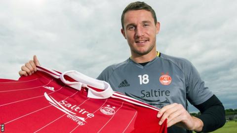 Callum Morris signs for Aberdeen