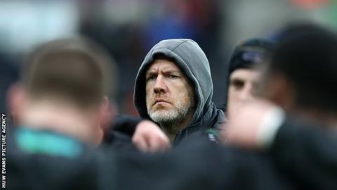 Steve Tandy in the middle of a huddle with Ospreys players