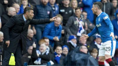 Rangers manager Pedro Caixinha with instructions for Michael O'Halloran