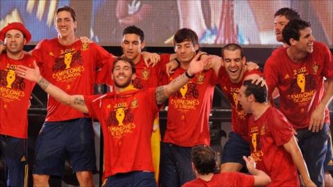 Spain"s Sergio Ramos (centre) celebrates with team-mates