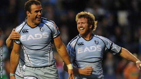 Jamie Roberts celebrates after scoring his side's second try