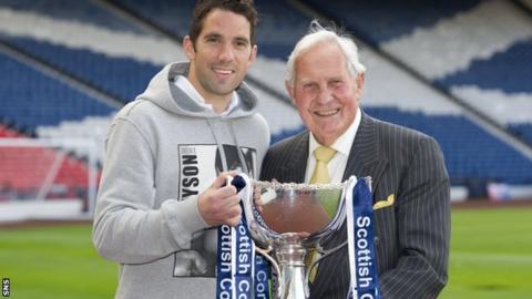 Rangers goalkeeper Neil Alexander poses with former Ibrox goalie Bobby Brown