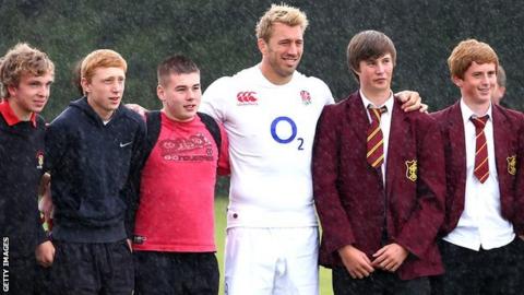 England captain Chris Robshaw poses with school children