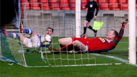 Matthew Tipton scores for Linfield against Cliftonville
