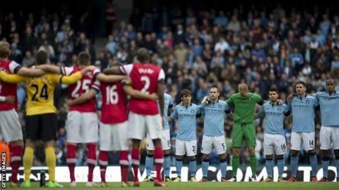 Arsenal and Manchester City players hold a minute's silence