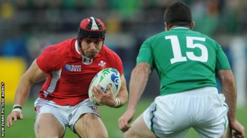 Leigh Halfpenny takes on Rob Kearney