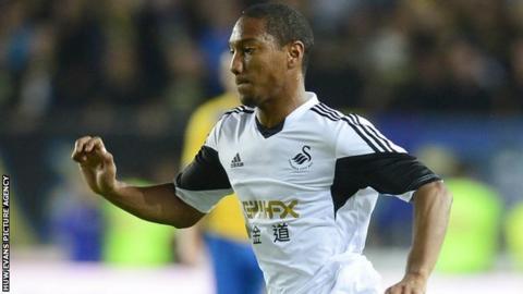Jonathan de Guzman chases the ball in Romania