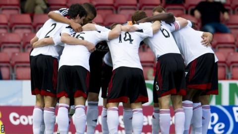 Aberdeen players engage in a huddle