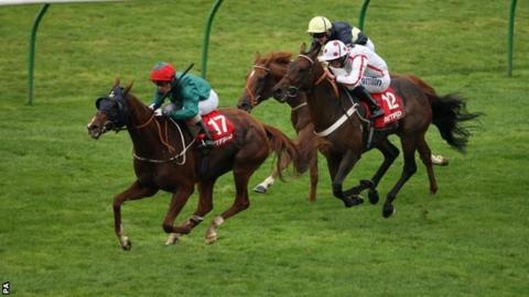 Scatter Dice wins the Cesarewitch at Newmarket