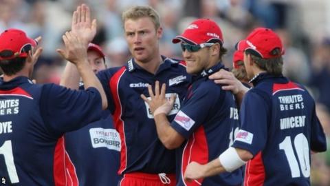 Andrew Flintoff (centre)