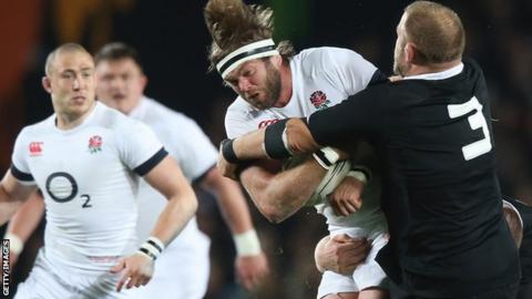 England lock Geoff Parling (centre)