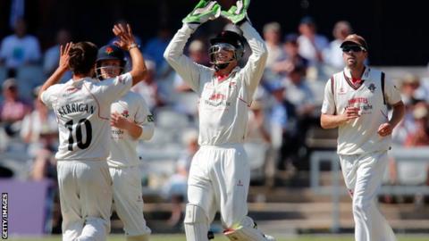 Simon Kerrigan takes a wicket