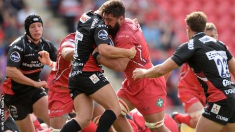 Rory Pitman lifts Callum Bradley of Gloucester as he goes in to score a try