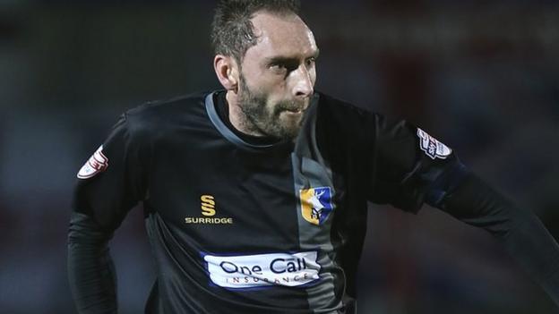 Leyton Orient sign Mansfield's Hunt