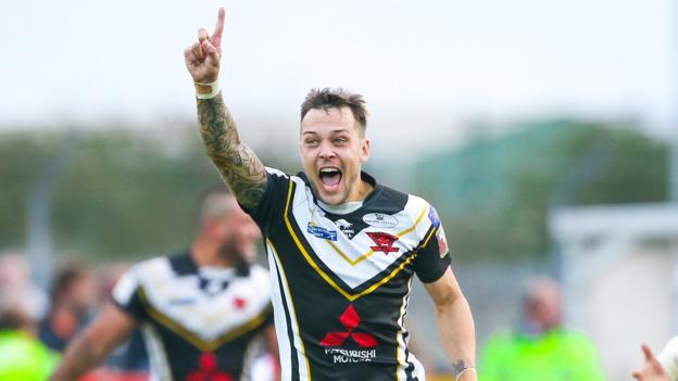 Gareth O'Brien: Salford Red Devils full-back signs new three-year deal
