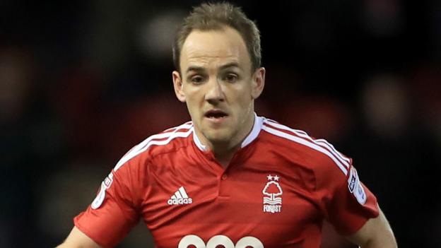 David Vaughan: Nottingham Forest midfielder signs new one-year deal