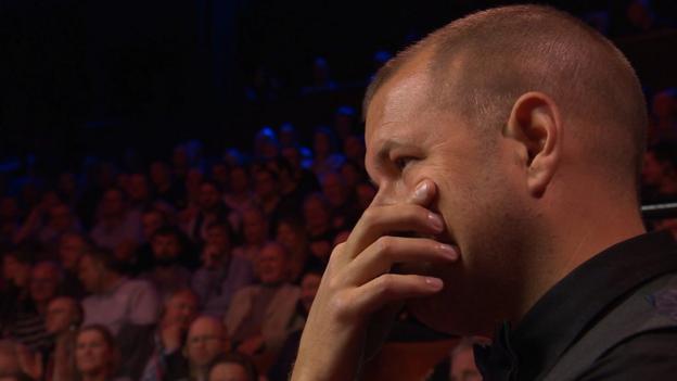 World Snooker: John Higgins' 'amazing' fluke against Barry Hawkins