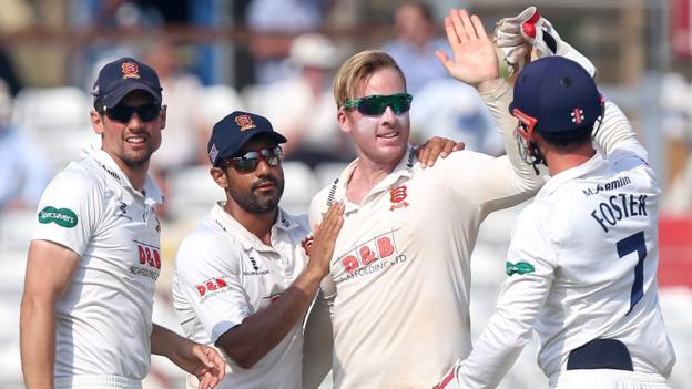 Essex v Warwickshire: Test spinner Simon Harmer takes six as Bears follow on again