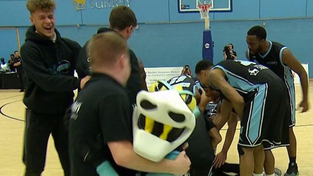 'How did that go in?!' Watch Scorchers' amazing buzzer-beater