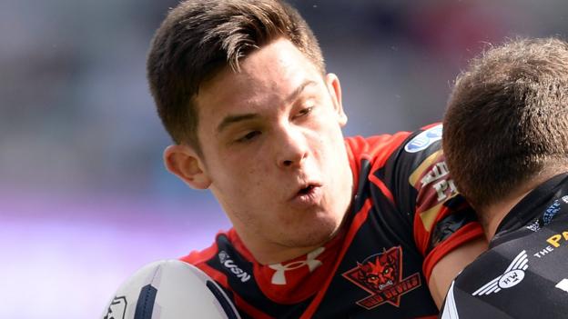 Niall Evalds: Salford Red Devils back signs long-term contract extension