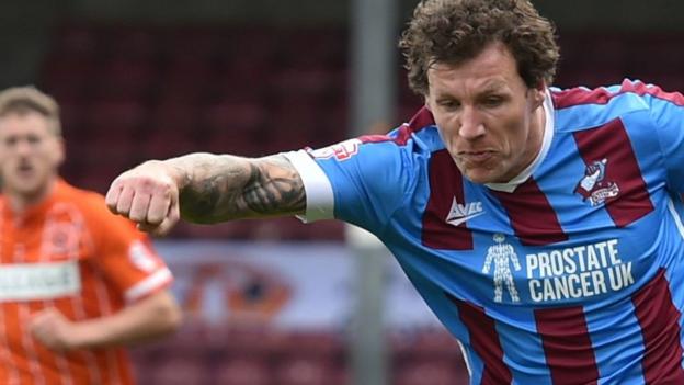 Striker Henderson joins Coventry