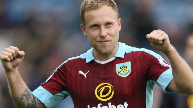 Burnley snatch late winner from Everton