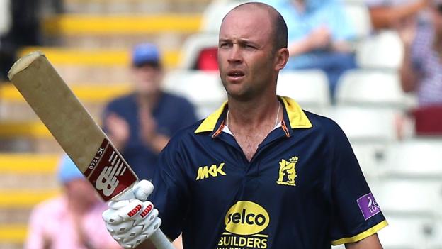 Jonathan Trott: Former England batsman signs new Warwickshire contract