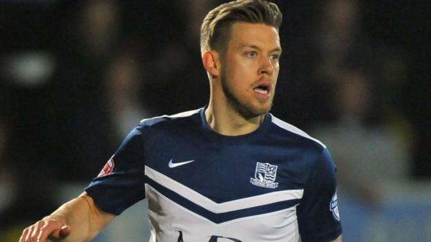 Mansfield Town sign Kevan Hurst following his release by Southend United