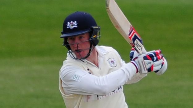 Cameron Bancroft: Gloucestershire re-sign batsman for 2017