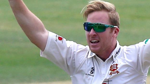 Essex v Warwickshire: Simon Harmer takes 14 wickets to secure innings win