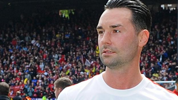 Chris Eagles: Ex-Burnley, Bolton and Bury midfielder stays with Accrington - BBC News