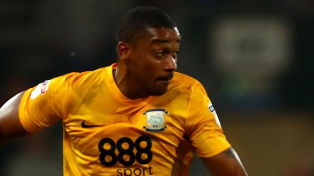 Chris Humphrey: Bury sign former Hibernian and Preston winger