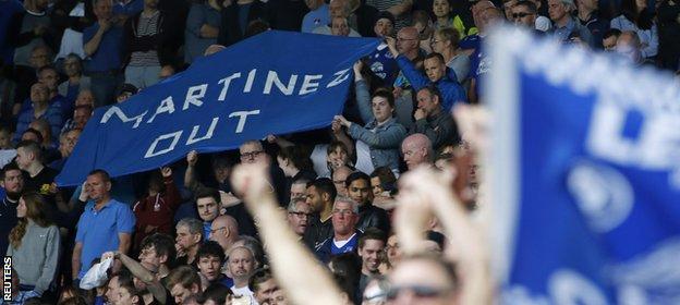 Everton fans show their frustration with Roberto Martinez