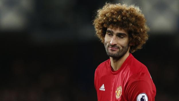 Fellaini concedes late penalty to gift Everton a draw