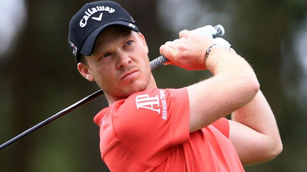 Willett trails by one shot at Wentworth