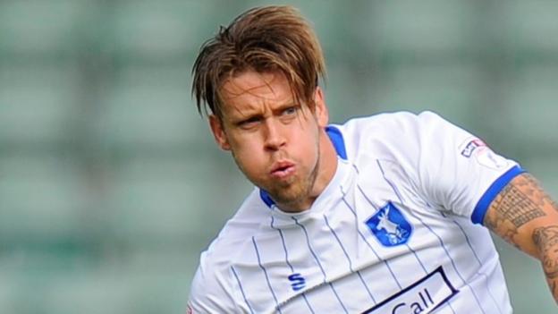 Kevan Hurst: Mansfield Town midfielder joins Guiseley on loan