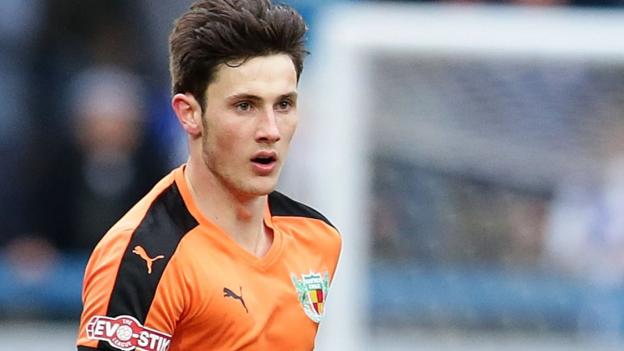Elliot Osborne: Tranmere Rovers sign Fleetwood Town midfielder