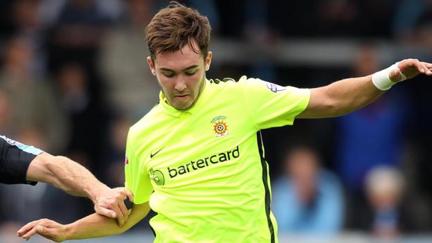 Dan Jones: Grimsby defender joins Gateshead for a month - BBC News