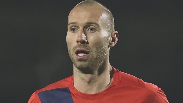 Russell Penn: Gateshead sign midfielder from Wrexham - BBC Sport