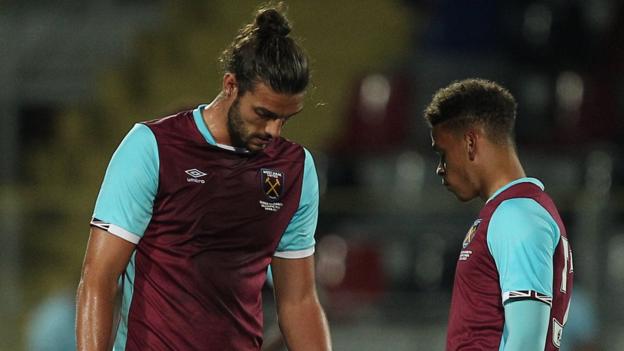 Late goal leaves West Ham tie in the balance
