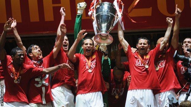 http://ichef.bbci.co.uk/onesport/cps/624/cpsprodpb/21AA/production/_90181680_giggs_trophy.jpg