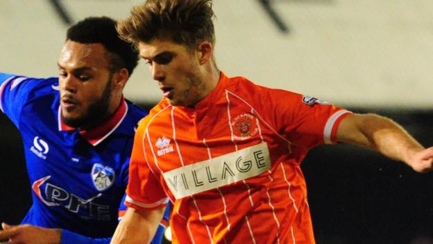 Higham agrees new Blackpool deal