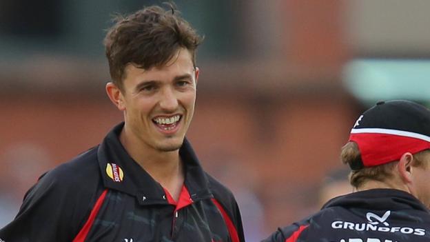 Richard Jones: Warwickshire seamer rejoins Leicestershire on loan