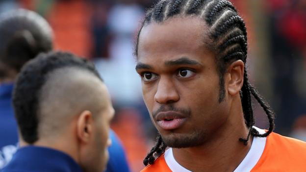Nathan Delfouneso: Blackpool striker agrees new contract