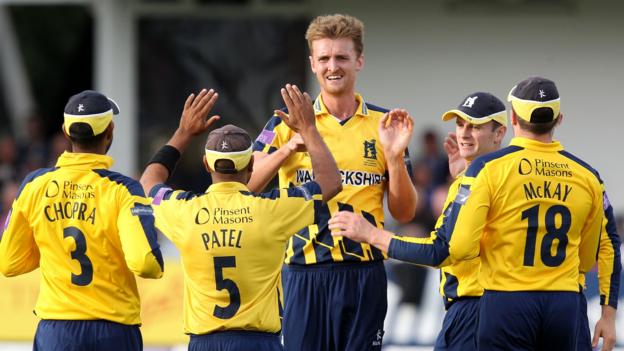 Warwickshire: White-ball inconsistency perplexes director of cricket Brown
